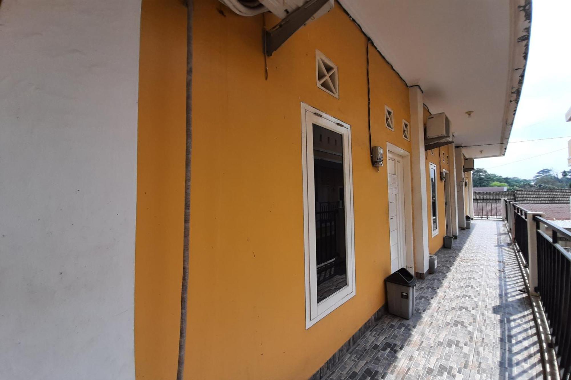 Oyo Life Afny Kost 1 Hotel Палембанг Екстериор снимка